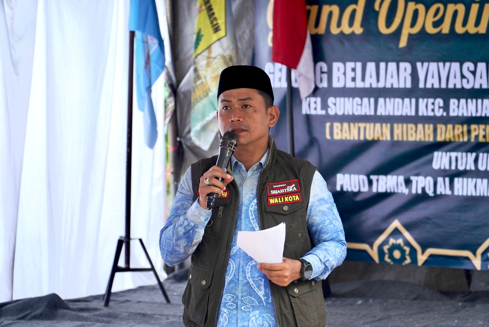 Wali Kota Banjarmasin, H. Muhammad Yamin HR ketika meresmikan Gedung Belajar Yayasan Islam Kasturi Muzzammil. Foto-dok. Prokom-Bjm