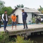 Wali kota Banjarmasin berbincang dengan warga di Komplek R Land Sungai Lulut. Foto-Prokom Bjm