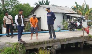 Wali kota Banjarmasin berbincang dengan warga di Komplek R Land Sungai Lulut. Foto-Prokom Bjm