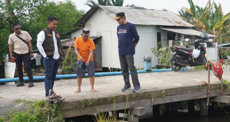 Wali kota Banjarmasin berbincang dengan warga di Komplek R Land Sungai Lulut. Foto-Prokom Bjm