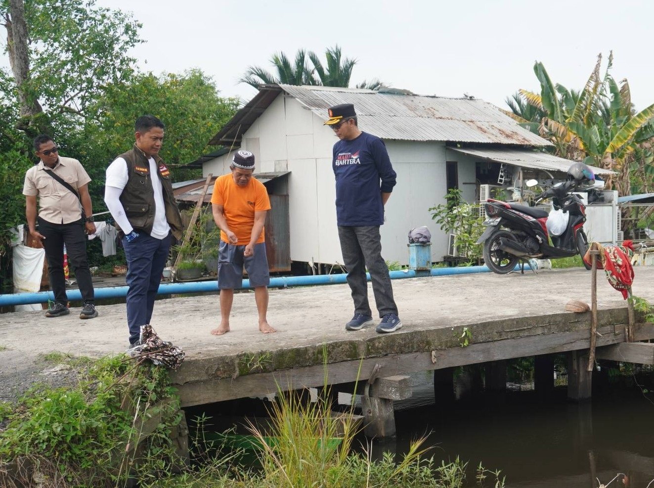 Wali kota Banjarmasin berbincang dengan warga di Komplek R Land Sungai Lulut. Foto-Prokom Bjm