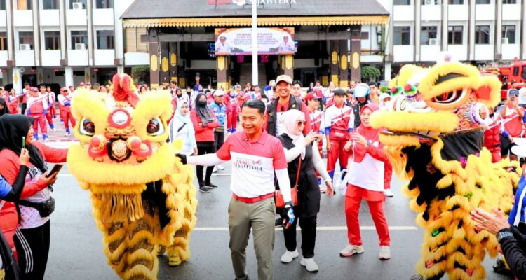 Wali Kota Banjarmasin, H. M. Yamin HR ketika menghadiri kegiatan silaturahmi dan senam bersama di depan Balai Kota Banjarmasin. Foto-dok. Prokom Banjarmasin