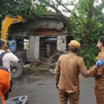 Wali kota Banjarmasin meninjau pembersihan Sungai Guring. Foto-dok. Prokom-Bjm