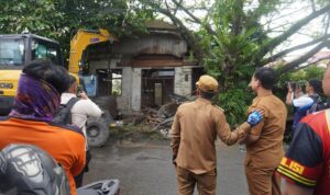 Wali kota Banjarmasin meninjau pembersihan Sungai Guring. Foto-dok. Prokom-Bjm
