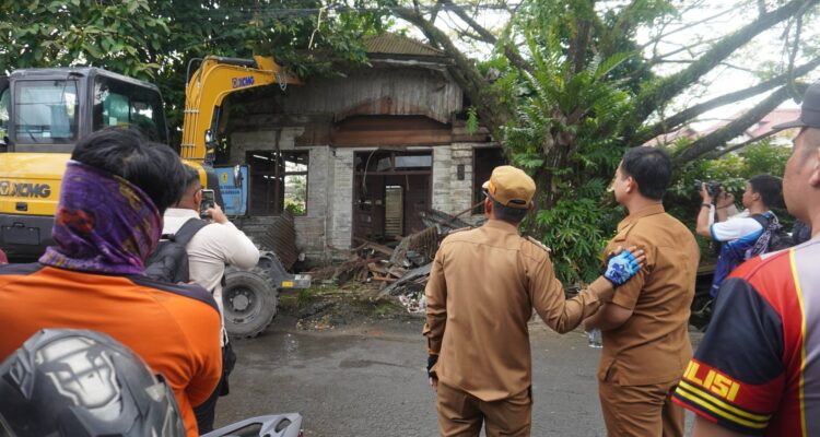 Wali kota Banjarmasin meninjau pembersihan Sungai Guring. Foto-dok. Prokom-Bjm