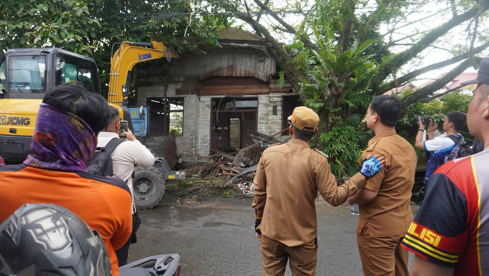 Wali kota Banjarmasin meninjau pembersihan Sungai Guring. Foto-dok. Prokom-Bjm