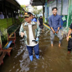 Wali Kota Banjarmasin H. M. Yamin HR saat meninjau lokasi yang terendam banjir rob. Foto-dok Diskominfo Banjarmasin