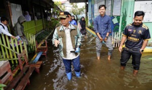 Wali Kota Banjarmasin H. M. Yamin HR saat meninjau lokasi yang terendam banjir rob. Foto-dok Diskominfo Banjarmasin Wali Kota Banjarmasin H. M. Yamin HR saat meninjau lokasi yang terendam banjir rob. Foto-dok Diskominfo Banjarmasin