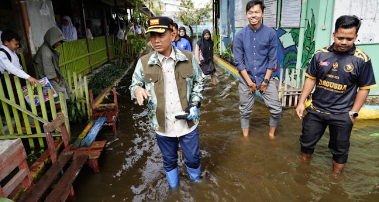 Wali Kota Banjarmasin H. M. Yamin HR saat meninjau lokasi yang terendam banjir rob. Foto-dok Diskominfo Banjarmasin