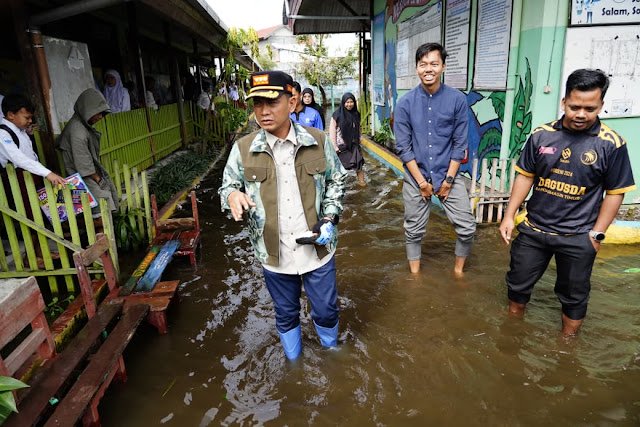 Wali Kota Banjarmasin H. M. Yamin HR saat meninjau lokasi yang terendam banjir rob. Foto-dok Diskominfo Banjarmasin