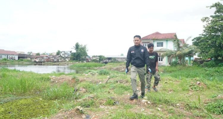 Wali Kota Banjarmasin, H. M. Yamin HR saat meninjau kawasan Pulau Insan Jalan Jafri Zam-zam. Foto-dok. Diskominfo Banjarmasin