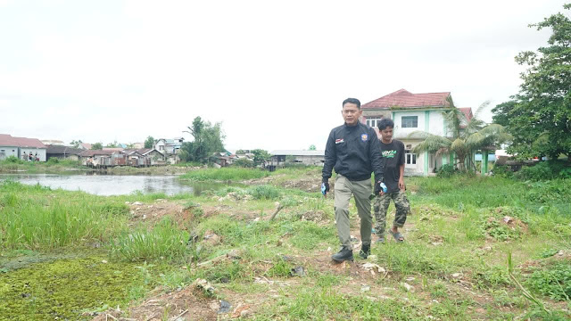 Wali Kota Banjarmasin, H. M. Yamin HR saat meninjau kawasan Pulau Insan Jalan Jafri Zam-zam. Foto-dok. Diskominfo Banjarmasin
