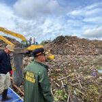 Wali Kota Banjarmasin H. M. Yamin HR mengunjungi  Pusat Daur Ulang (PDU) Sungai Gampa untuk melihat proses pembersihan dan penahanan batang kayu yang datang dari hulu sungai Martapura. Foto-dok. Diskominfo Banjarmasin