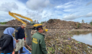 Wali Kota Banjarmasin H. M. Yamin HR mengunjungi  Pusat Daur Ulang (PDU) Sungai Gampa untuk melihat proses pembersihan dan penahanan batang kayu yang datang dari hulu sungai Martapura. Foto-dok. Diskominfo Banjarmasin