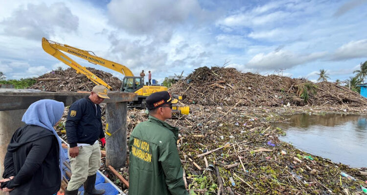 Wali Kota Banjarmasin H. M. Yamin HR mengunjungi  Pusat Daur Ulang (PDU) Sungai Gampa untuk melihat proses pembersihan dan penahanan batang kayu yang datang dari hulu sungai Martapura. Foto-dok. Diskominfo Banjarmasin