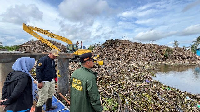 Wali Kota Banjarmasin H. M. Yamin HR mengunjungi  Pusat Daur Ulang (PDU) Sungai Gampa untuk melihat proses pembersihan dan penahanan batang kayu yang datang dari hulu sungai Martapura. Foto-dok. Diskominfo Banjarmasin