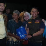 Walikota Banjarmasin HM Yamin HR menyerahkan bantuan UPZ Bank Kalsel di Sungai Gampa. Foto-dok. Istimewa