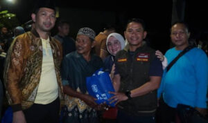 Walikota Banjarmasin HM Yamin HR menyerahkan bantuan UPZ Bank Kalsel di Sungai Gampa. Foto-dok. Istimewa