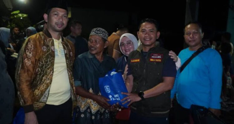 Walikota Banjarmasin HM Yamin HR menyerahkan bantuan UPZ Bank Kalsel di Sungai Gampa. Foto-dok. Istimewa