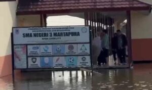 Banjir di SMAN 3 Martapura. Foto-dok. Mc Kalsel Banjir di SMAN 3 Martapura. Foto-dok. Mc Kalsel