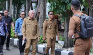 Wali Kota Banjarmasin H. M. Yamin HR bersama Gubernur Kalimantan Selatan H. Muhidin dalam kegiatan Sosialisasi Piloting Digitalisasi Bantuan Sosial dan Peran Pemerintah Daerah di Kantor Kementerian Dalam Negeri. Foto-Prokom-Bjm