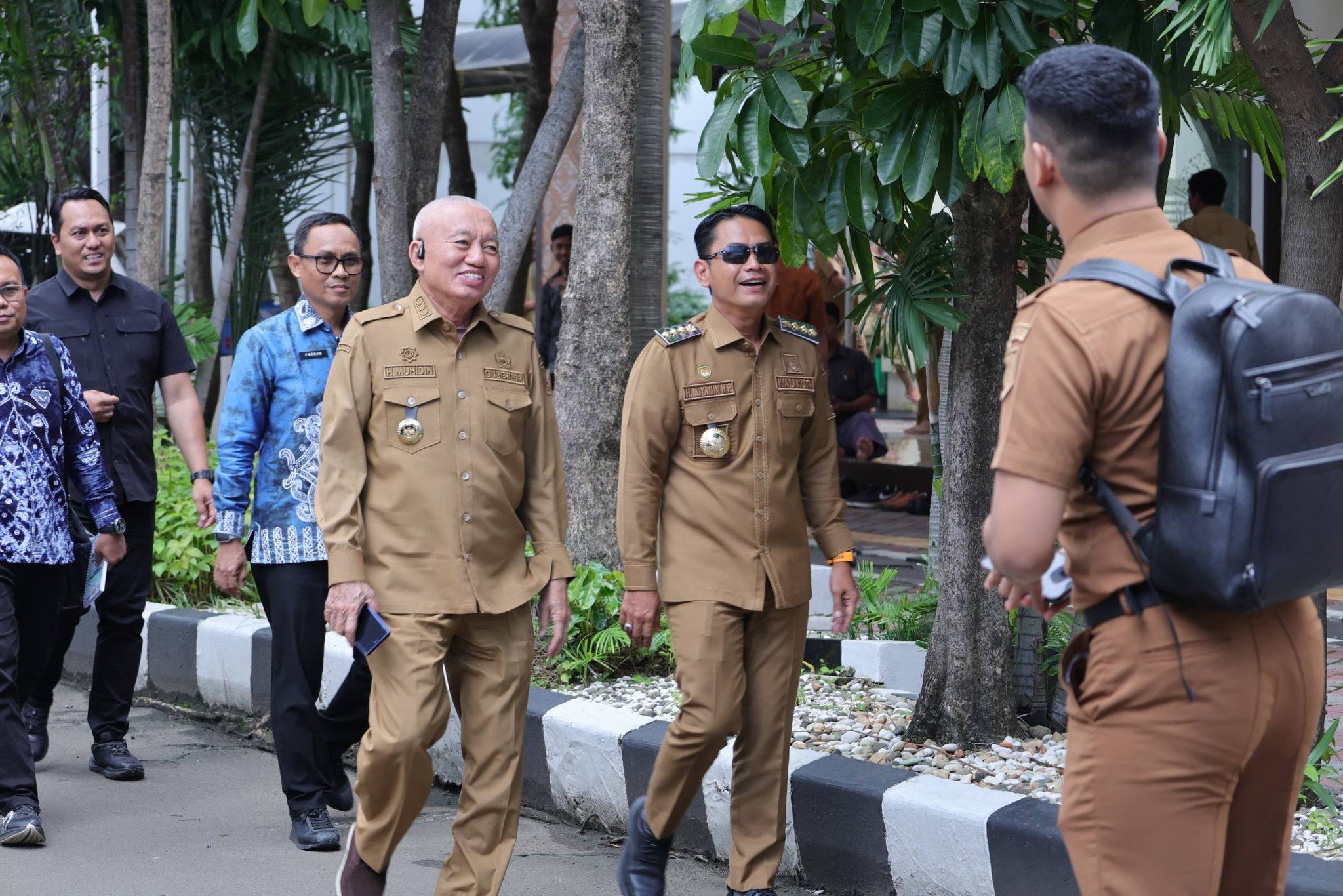 Wali Kota Banjarmasin H. M. Yamin HR bersama Gubernur Kalimantan Selatan H. Muhidin dalam kegiatan Sosialisasi Piloting Digitalisasi Bantuan Sosial dan Peran Pemerintah Daerah di Kantor Kementerian Dalam Negeri. Foto-Prokom-Bjm