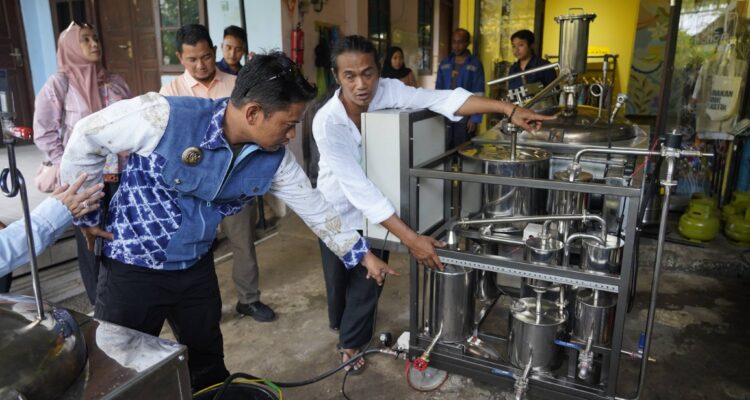 Wali kota Banjarmasin HM Yamin ketika mengunjungi Get Foundation Jl. Raya Gering, Sibang Kaja, Bali guna mempelajari teknologi pirolisis untuk pengolahan sampah. Foto-dok Prokom-Bjm