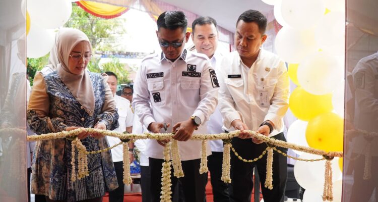Wali Kota Banjarmasin, H. M. Yamin HR didampingi Ketua TP PKK Kota Banjarmasin Hj. Neli Listiani dan Sekretaris Daerah Kota Banjarmasin Ikhsan Budiman. Foto-dok. Prokom-Bjm