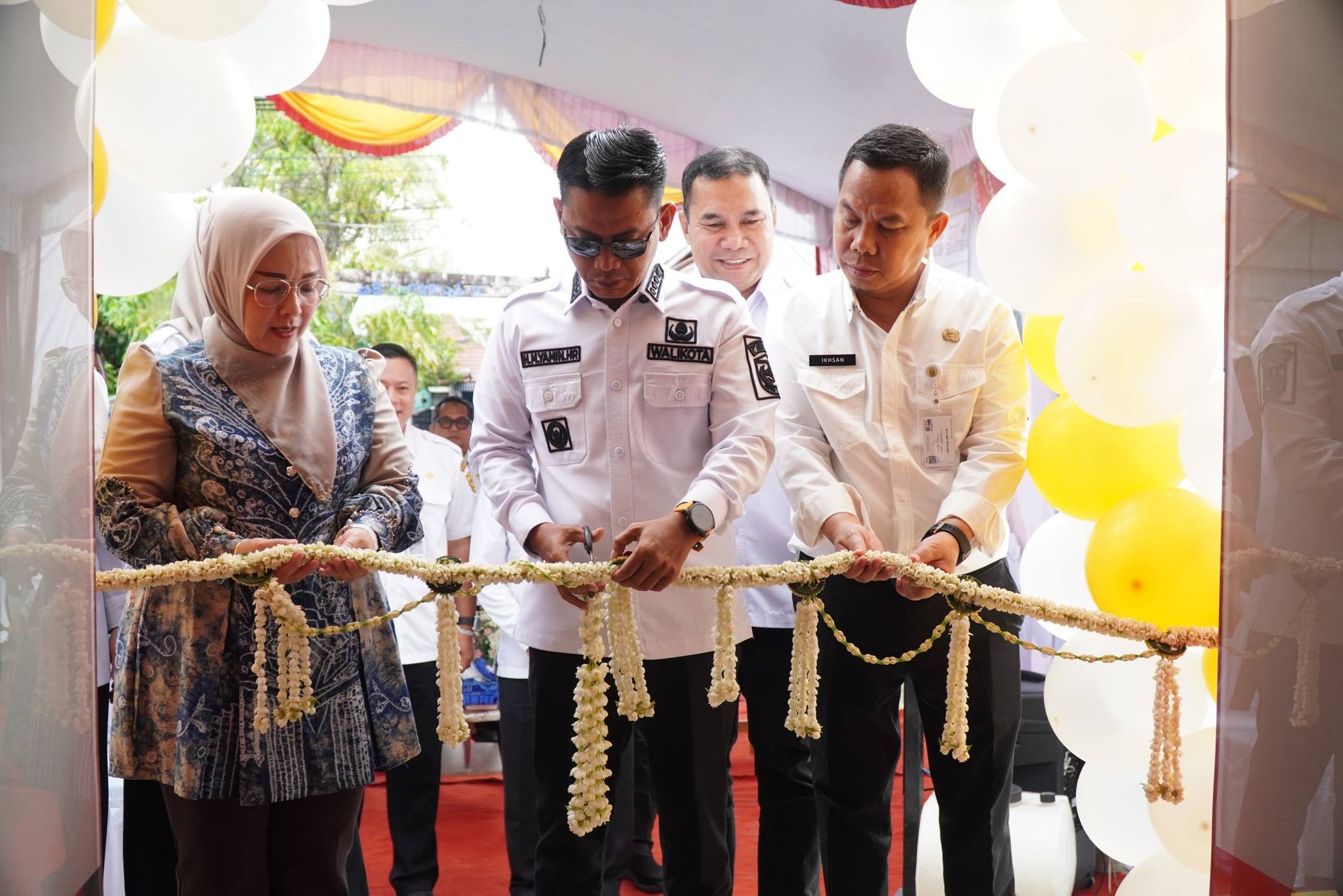 Wali Kota Banjarmasin, H. M. Yamin HR didampingi Ketua TP PKK Kota Banjarmasin Hj. Neli Listiani dan Sekretaris Daerah Kota Banjarmasin Ikhsan Budiman. Foto-dok. Prokom-Bjm