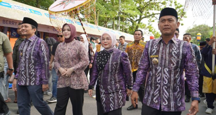 Wakil Gubernur Kalsel, H. Hasnuryadi dan Wali Kota Banjarmasin, HM. Yamin menghadiri pembukaan pasar wadai di Siring Nol Kilometer. Foto-Prokom