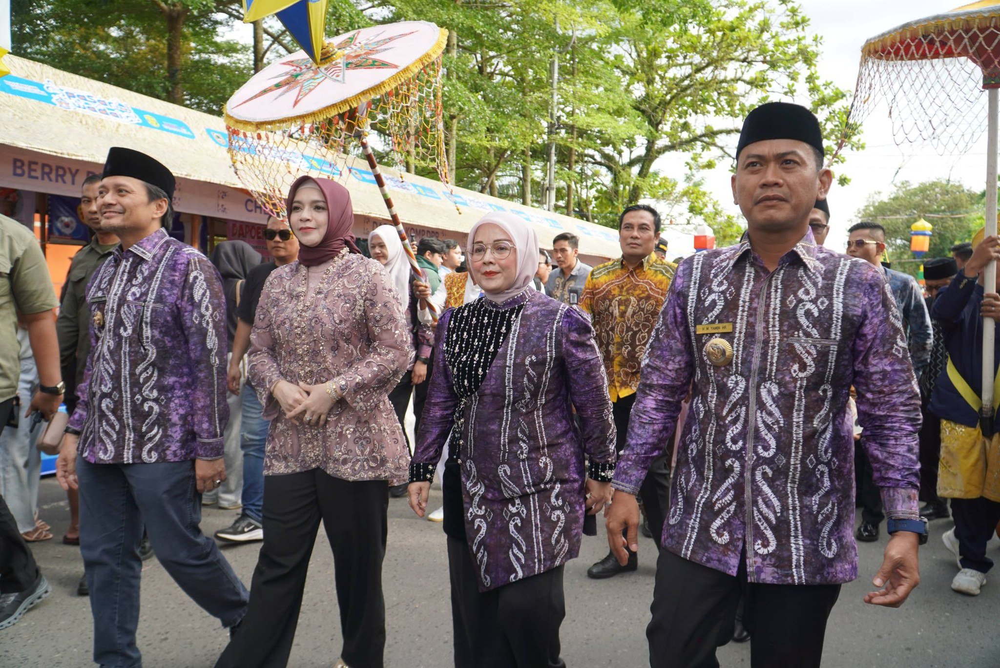 Wakil Gubernur Kalsel, H. Hasnuryadi dan Wali Kota Banjarmasin, HM. Yamin menghadiri pembukaan pasar wadai di Siring Nol Kilometer. Foto-Prokom