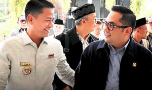 Wali Kota Banjarmasin, H. M. Yamin HR bersama Ketua Komisi II, Rifky Nizami Karsayuda. Foto-dok. Prokom-Bjm Wali Kota Banjarmasin, H. M. Yamin HR bersama Ketua Komisi II, Rifky Nizami Karsayuda. Foto-dok. Prokom-Bjm