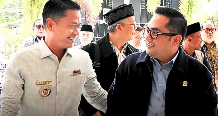 Wali Kota Banjarmasin, H. M. Yamin HR bersama Ketua Komisi II, Rifky Nizami Karsayuda. Foto-dok. Prokom-Bjm