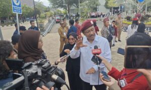 Mensos, Syaifullah Yusuf ketika diwawancara awak media. Foto-Mc Kalsel