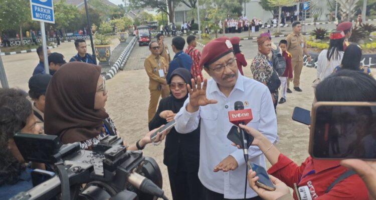 Mensos, Syaifullah Yusuf ketika diwawancara awak media. Foto-Mc Kalsel