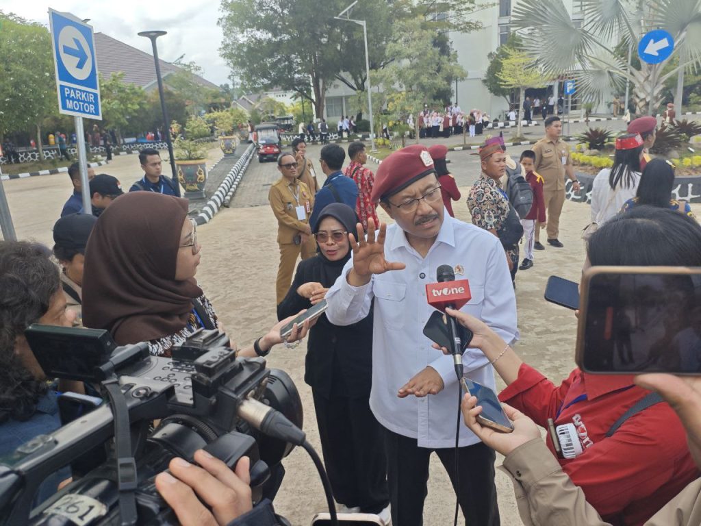 Mensos, Syaifullah Yusuf ketika diwawancara awak media. Foto-Mc Kalsel