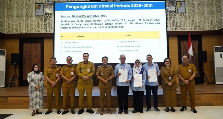 Wali Kota Banjarmasin, H. M. Yamin HR bersama jajaran direksi PT Air Minum Bandarmasih periode 2026–2031. Foto-Prokom-Bjm