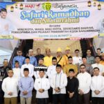 Wali Kota Banjarmasin, HM. Yamin berfoto bersama para atlit dan seniman. Foto-Prokom Bjm