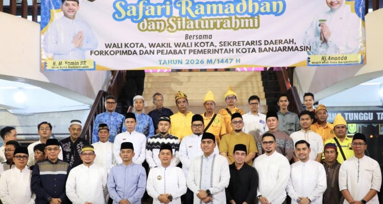 Wali Kota Banjarmasin, HM. Yamin berfoto bersama para atlit dan seniman. Foto-Prokom Bjm