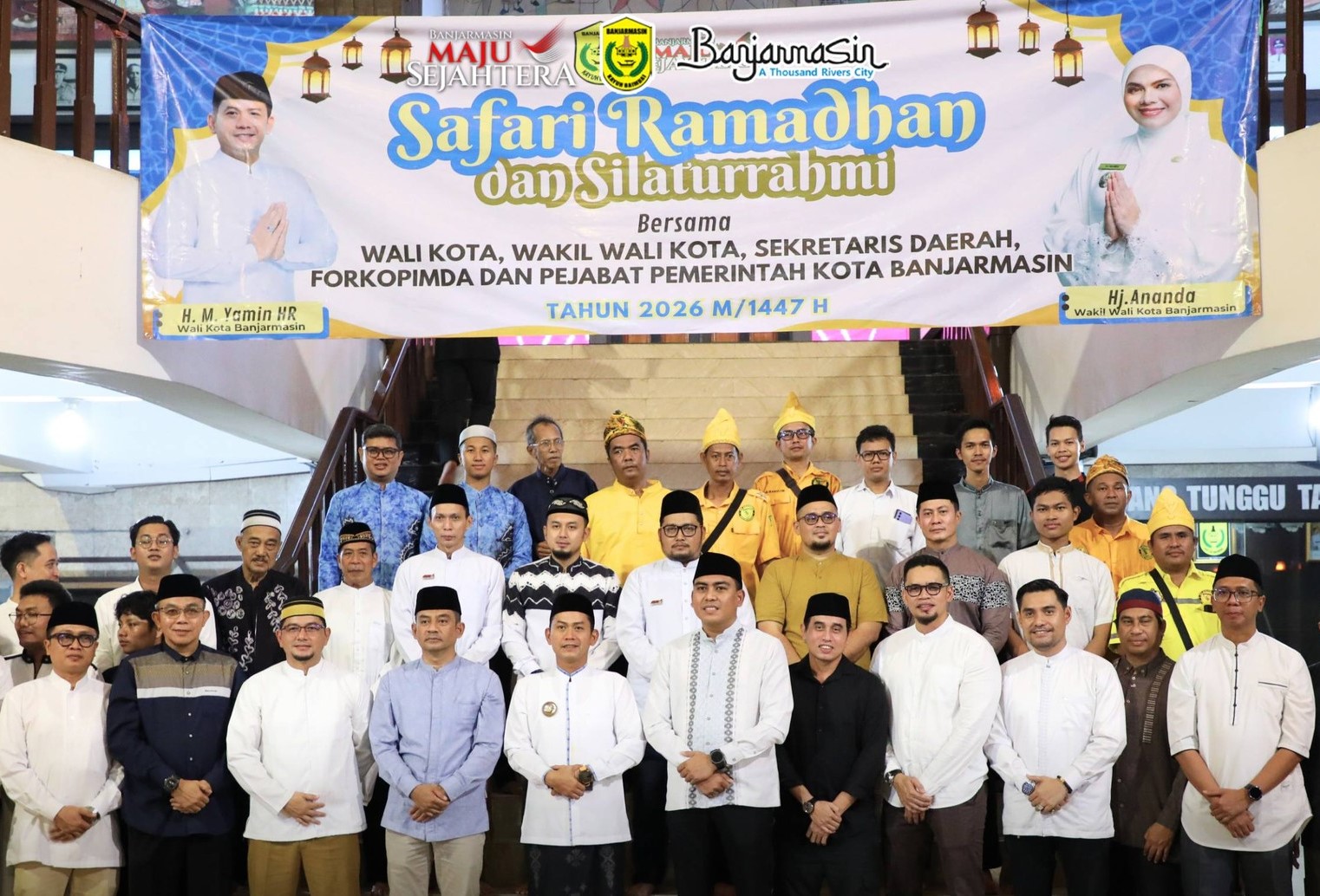 Wali Kota Banjarmasin, HM. Yamin berfoto bersama para atlit dan seniman. Foto-Prokom Bjm