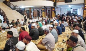 Wali Kota Banjarmasin, H. Muhammad Yamin ketika memberikan sambutan di acara buka puasa bersama petugas kebersihan Banjarmasin. Foto-Proom-Bjm