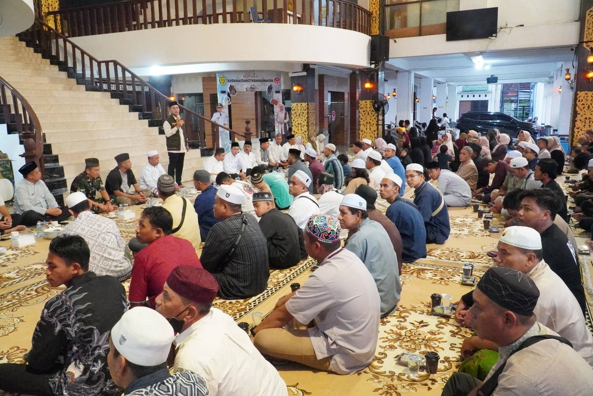 Wali Kota Banjarmasin, H. Muhammad Yamin ketika memberikan sambutan di acara buka puasa bersama petugas kebersihan Banjarmasin. Foto-Proom-Bjm