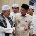 Wali Kota Banjarmasin, H. Muhammad Yamin tampak akrab berbincang dengan Prof. Dr. KH. Abdul Hafiz Anshary, AZ MA. Foto-Prokom Bjm
