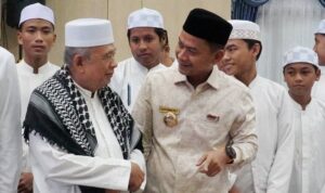 Wali Kota Banjarmasin, H. Muhammad Yamin tampak akrab berbincang dengan Prof. Dr. KH. Abdul Hafiz Anshary, AZ MA. Foto-Prokom Bjm Wali Kota Banjarmasin, H. Muhammad Yamin tampak akrab berbincang dengan Prof. Dr. KH. Abdul Hafiz Anshary, AZ MA. Foto-Prokom Bjm
