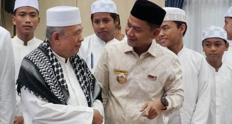 Wali Kota Banjarmasin, H. Muhammad Yamin tampak akrab berbincang dengan Prof. Dr. KH. Abdul Hafiz Anshary, AZ MA. Foto-Prokom Bjm