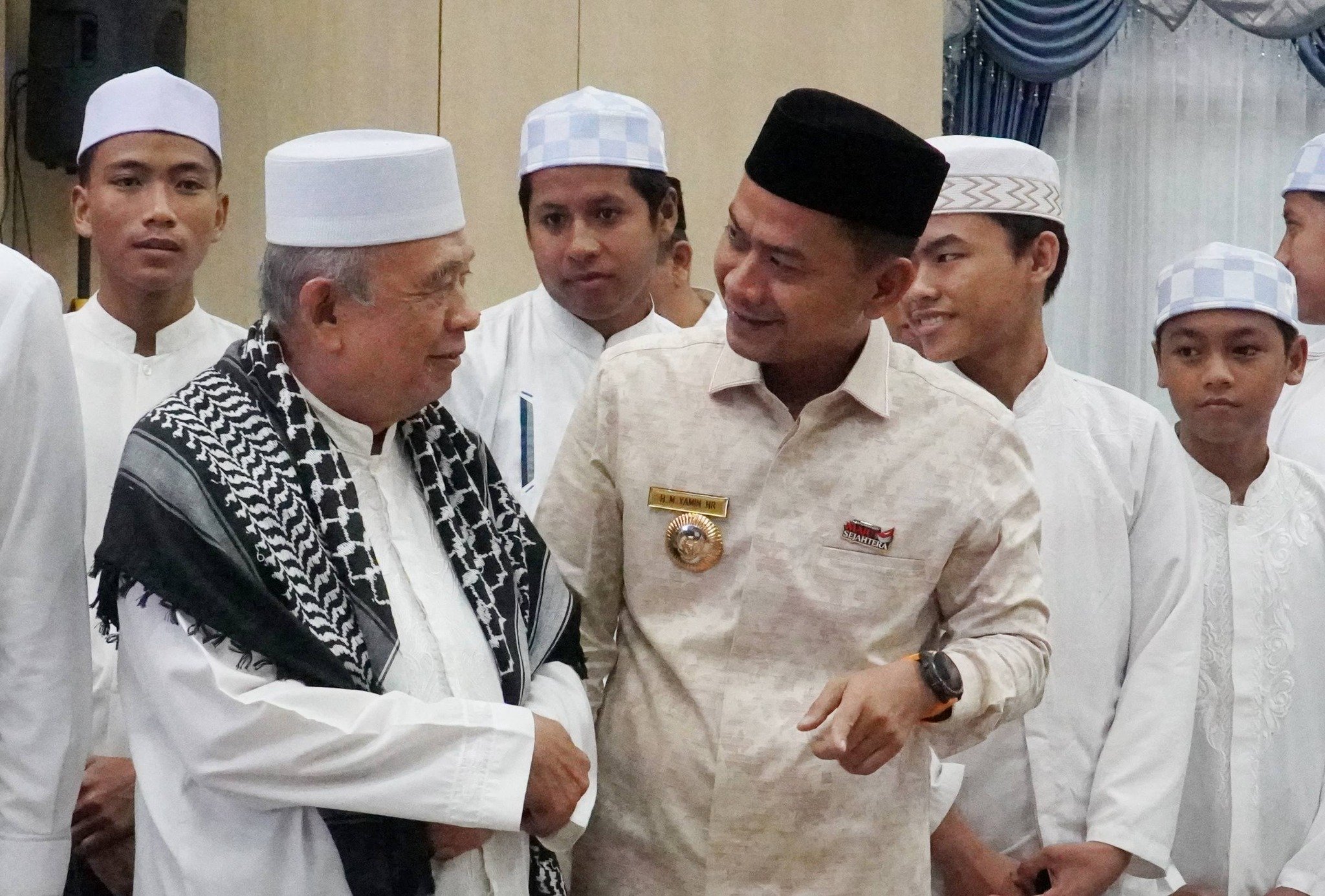 Wali Kota Banjarmasin, H. Muhammad Yamin tampak akrab berbincang dengan Prof. Dr. KH. Abdul Hafiz Anshary, AZ MA. Foto-Prokom Bjm