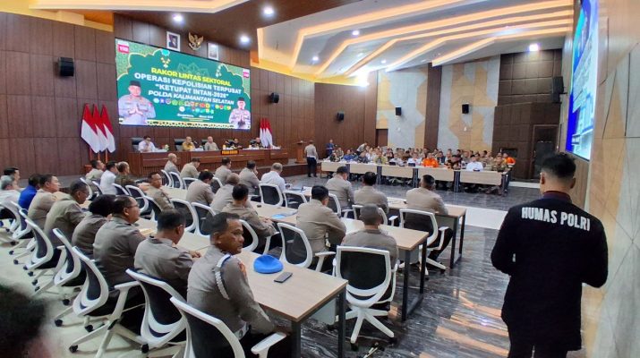 Rakor lintas sektoral yang dihadiri Ketua DPRD, Wakajati, Gubernur Kalimantan Selatan, Danrem, Danlanal, Danlanud, Kabinda, serta instansi terkait dalam rangka pelaksanaan Operasi Ketupat pada mudik Lebaran 2026. Foto-Mc Kalsel
