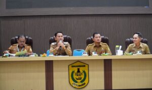 Wali Kota Banjarmasin, H. Muhammad Yamin HR memimpin rapat koordinasi bersama Dinas Lingkungan Hidup. Foto-dok. Prokom-Bjm