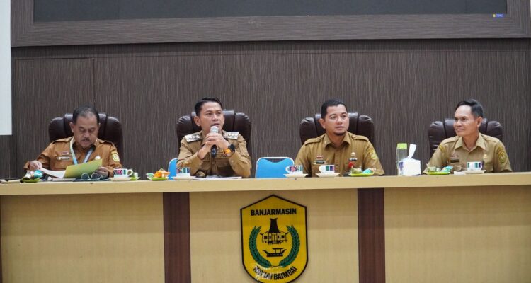 Wali Kota Banjarmasin, H. Muhammad Yamin HR memimpin rapat koordinasi bersama Dinas Lingkungan Hidup. Foto-dok. Prokom-Bjm