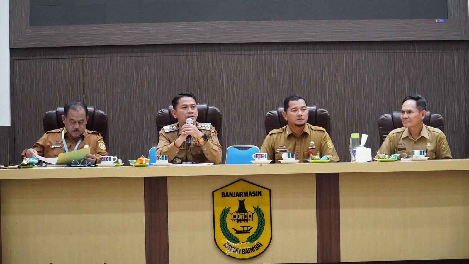 Wali Kota Banjarmasin, H. Muhammad Yamin HR memimpin rapat koordinasi bersama Dinas Lingkungan Hidup. Foto-dok. Prokom-Bjm